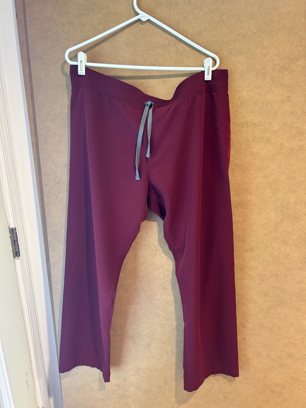 Figs women’s Livingston scrub pants - maroon burgundy